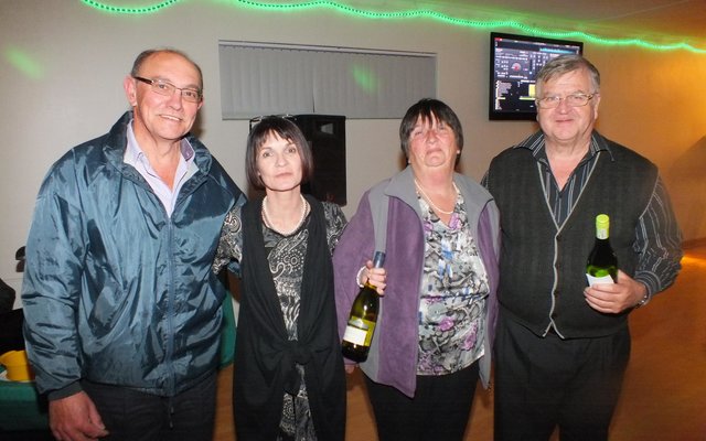 Vlnr is Johan Wiese en Petro Prinsloo saam met die gelukkige wenners van bottels wyn, Maureen Taljaard en Ben de Lange